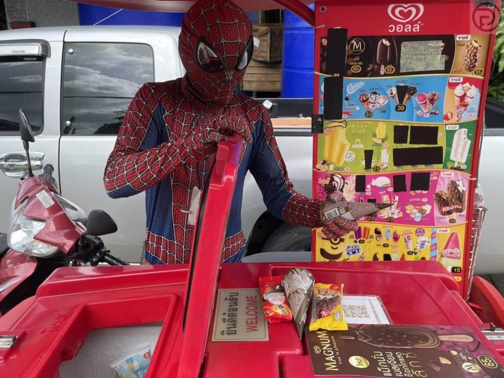 Een Spider-Man in Phuket doet wat een spin zoals doen kan.