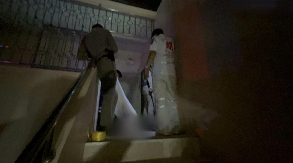 Dronken dakloze man vermoord naar verluidt andere dakloze man in het daklozenbeschermingscentrum in Pattaya met een kapotte drankfles