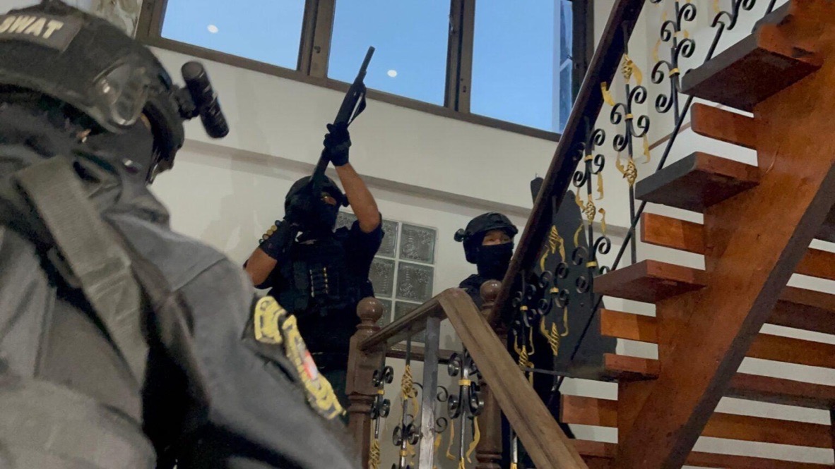 Politie Bangkok kondigt arrestatie aan van groot drugshandel-netwerk, waarbij eigendommen ter waarde van méér dan 62 miljoen baht in beslag worden genomen