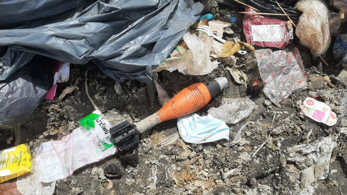 Vuilnisophalers vinden een mortiergranaat op de vuilnisbelt van Sri Racha