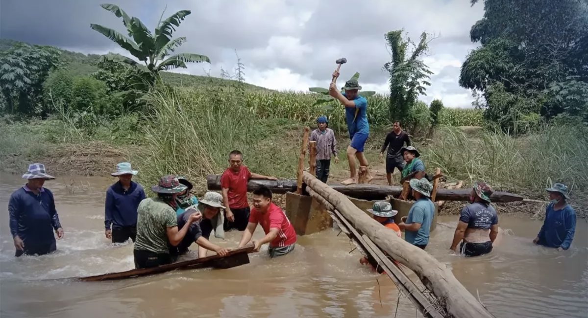 Dorpelingen uit Phayao in Noord-Thailand slaan de handen ineen om een ​​belangrijke brug te bouwen nadat de Thaise overheid het laat afweten