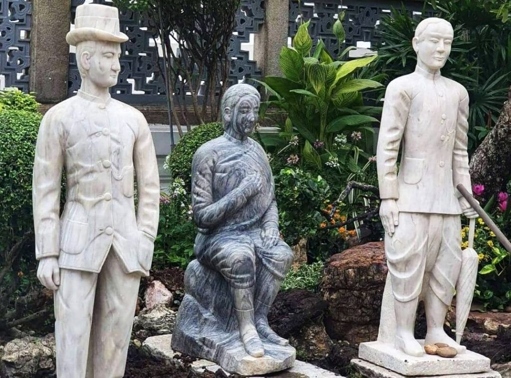 Unieke tentoonstelling van eeuwenoude stenen sculpturen in de Emerald Buddha-tempel