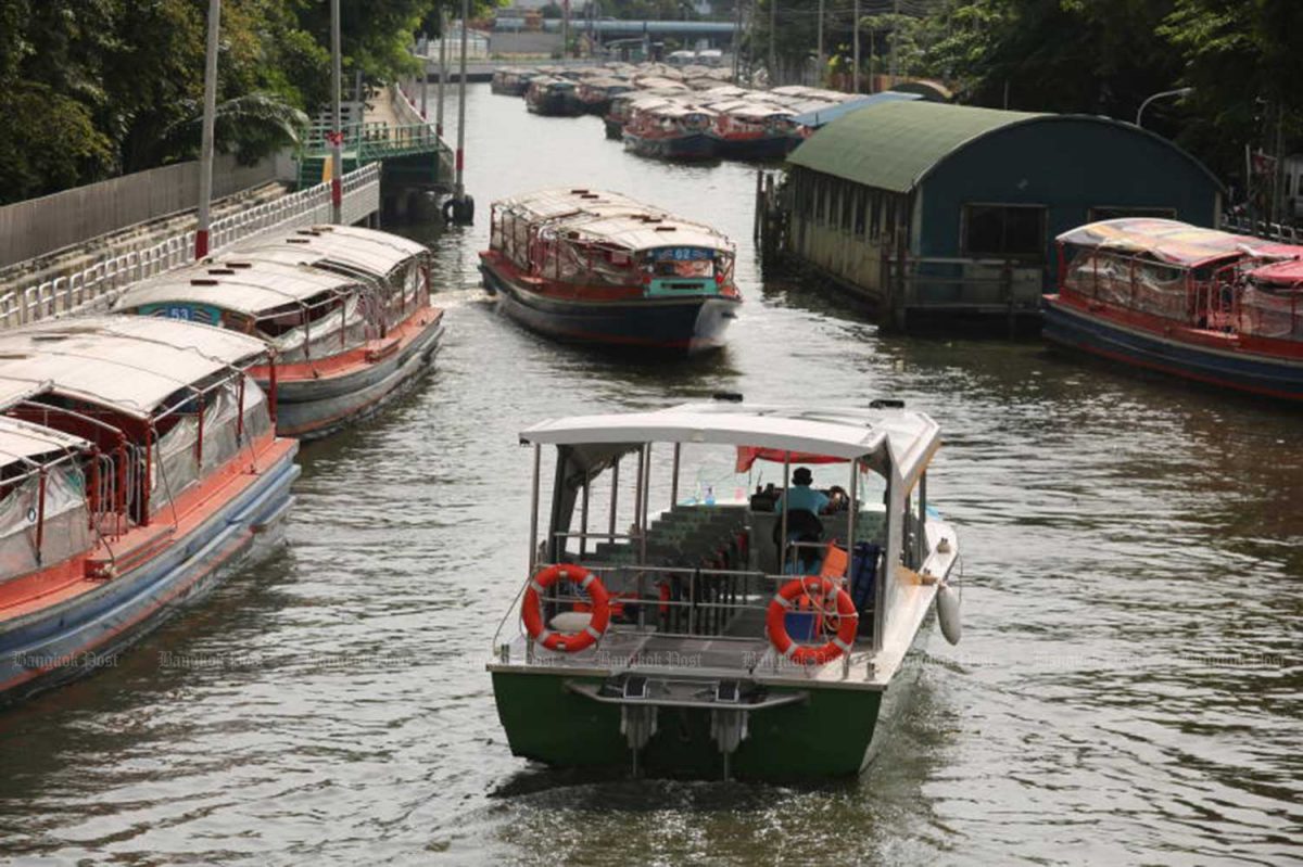 De bootdienst over het Saen Saeb kanaal in Bangkok als gevolg van de voortdurende regenval opgeschort