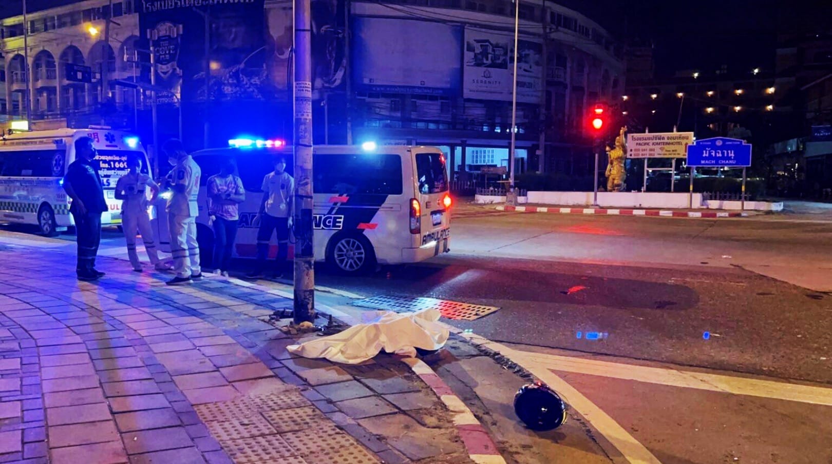 Buitenlandse motorrijder komt in alle vroegte bij het Hanuman standbeeld in Jomtien om het leven