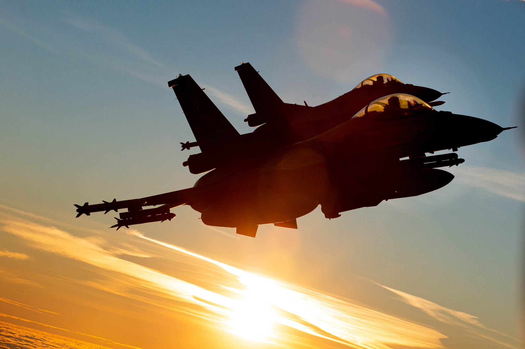 🎥 | Luchtmacht Thailand stuurt F-16 straaljagers om luchtaanvallen door Birmese militaire vliegtuigen te controleren