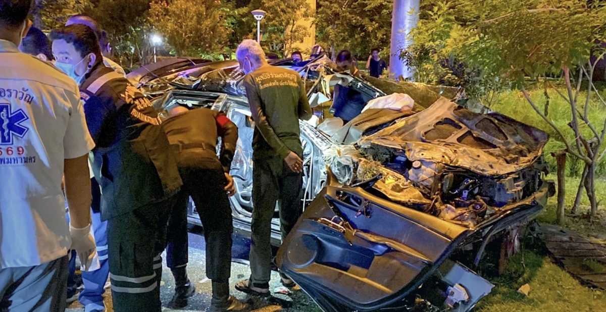 Thaise automobiliste raakt in Bangkok ernstig gewond nadat ze haar auto van de verhoogde snelweg afsjeesde