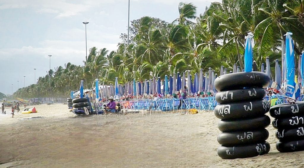 Het nabij Pattaya gelegen Bang Saen overweegt om het roken en drinken op het strand te verbieden