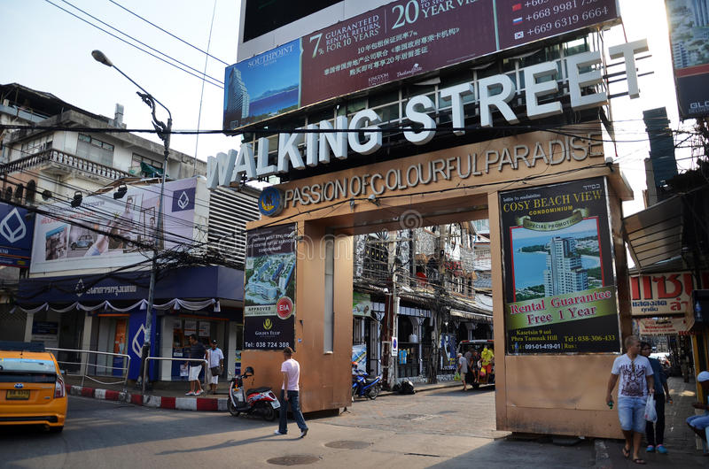 Bij het opkomen van de dageraad in Pattaya neemt de drukte in de Walking Street weer af 