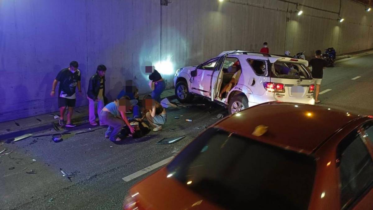 Acht Thaise dames zijn gisteren bij een auto-ongeluk in Kaset-tunnel in Bangkok gewond geraakt 