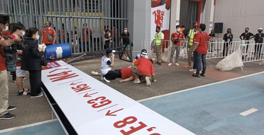 Een Thaise fan van Manchester United dodelijk getroffen door een stalen reclamebord in Bangkok