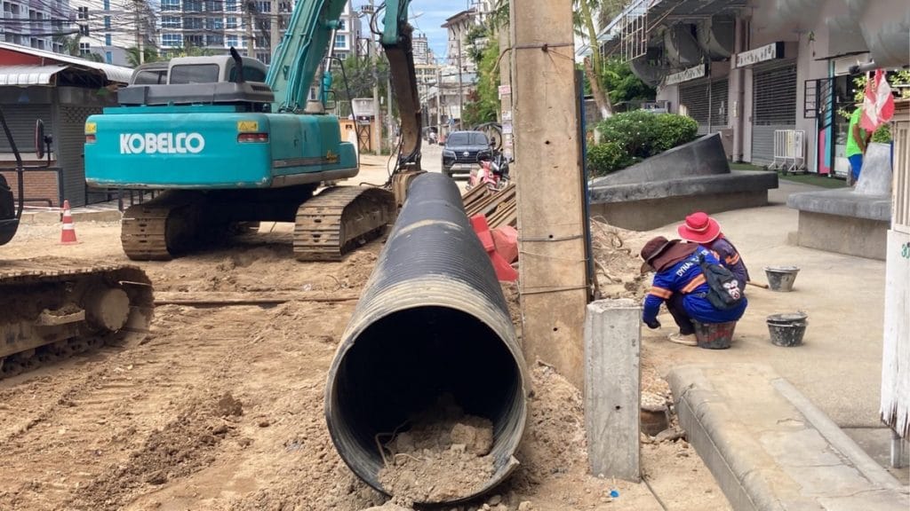 Voorlopig is het nog “dikke pret” met de voortgang van het drainagesysteemproject rond Soi Buakhao in Pattaya, snelheid geboden!
