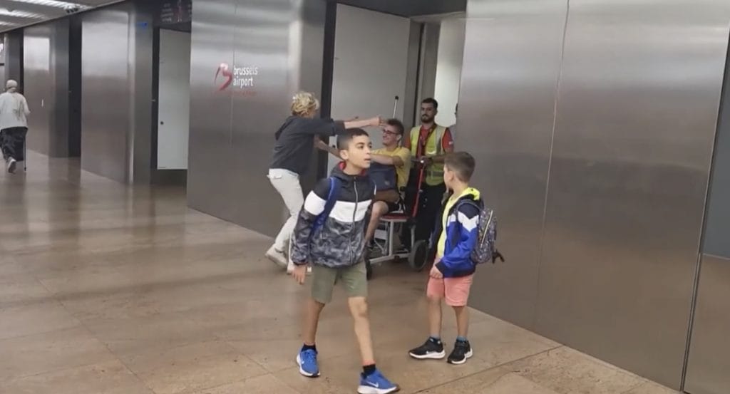 Na de crowdfunding van zijn mama: Julius Grauls is na zijn zwaar ongeval in Thailand eindelijk terug in België