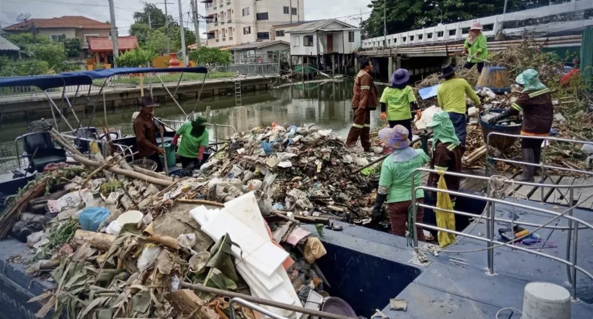Dit is één van de redenen waarom de hoofdstad van Thailand zo vaak overstroomt raakt, tonnen afval blokkeren de kanalen van Bangkok