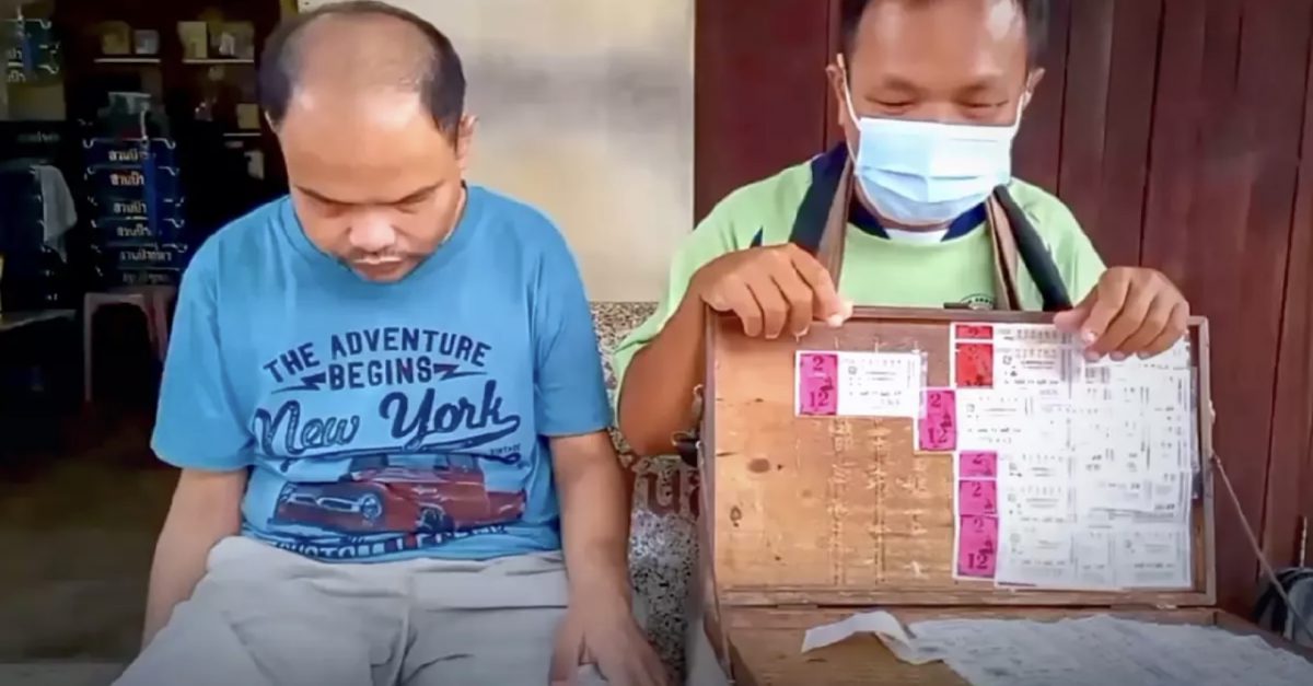 Twee blinde broers overwinnen handicap om hun bejaarde moeder terug te betalen