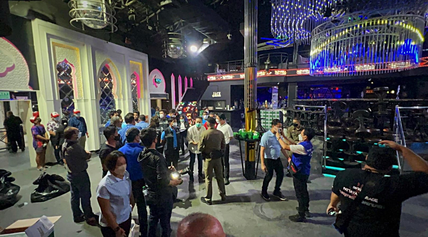 De loco-burgemeester van Pattaya lanceert willekeurige nachtclubinspecties in de beroemde Walking Street