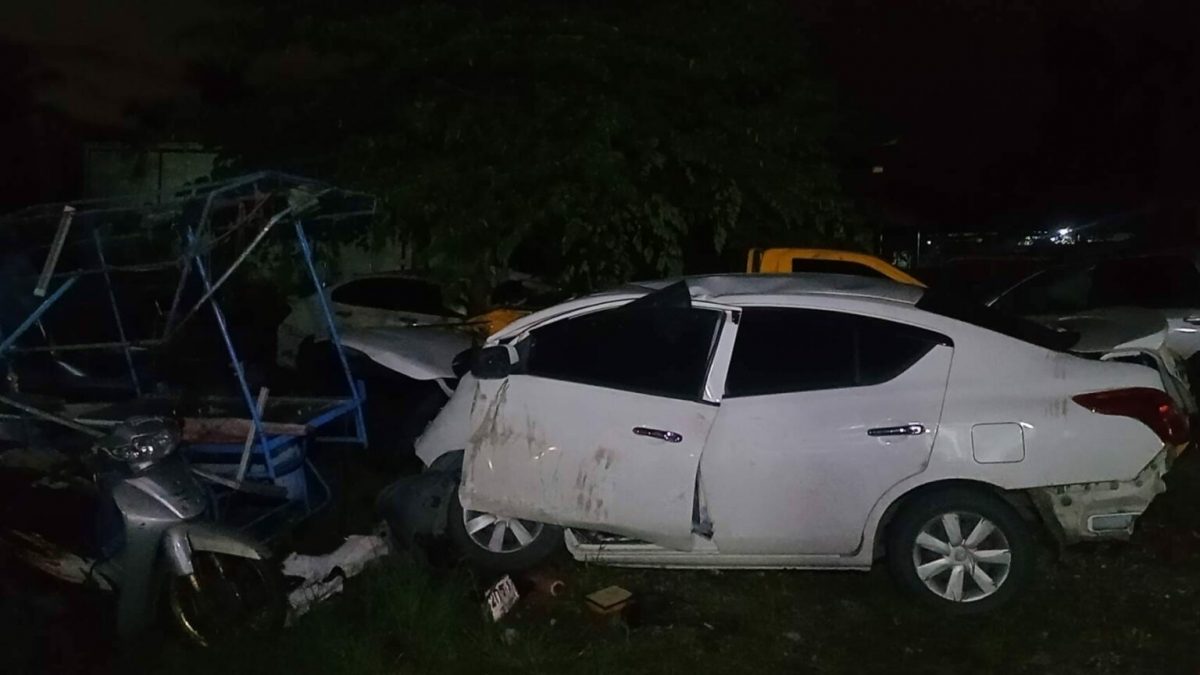 Reddingsdienst van het snelweg departement in Sri Racha vergeet per abuis het stoffelijk overschot uit een verongelukte auto te halen