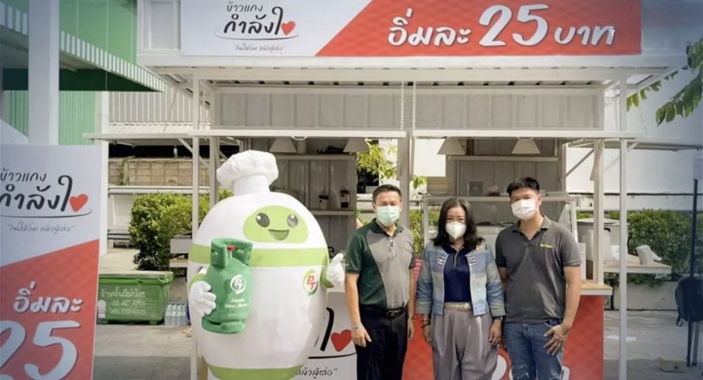 Bij alle PT tankstations in Thailand kunt u genieten van heerlijke rijst- en currymaaltijden voor slechts 25 Baht ( 0,70 eurocent)