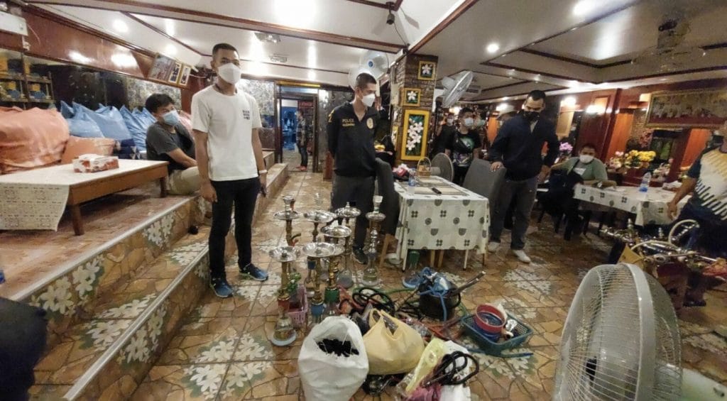 Groot aantal waterpijpen bij restaurants in Pattaya in beslag genomen, nadat deze naar verluidt aan buitenlandse toeristen werden verkocht