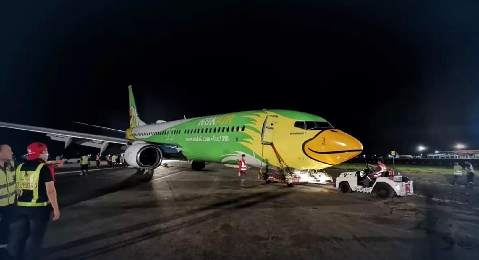 Het van de landingsbaan geschoten Nok Air-vliegtuig in Chiang Rai is uit de modder getrokken en op de startbaan gezet