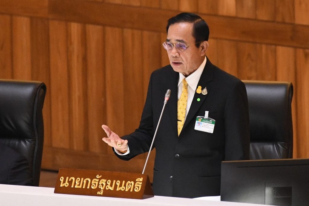 Het Thais grondwettelijk hof heeft generaal Prayut bevolen om zijn taken als premier van Thailand met onmiddellijke ingang neer te leggen