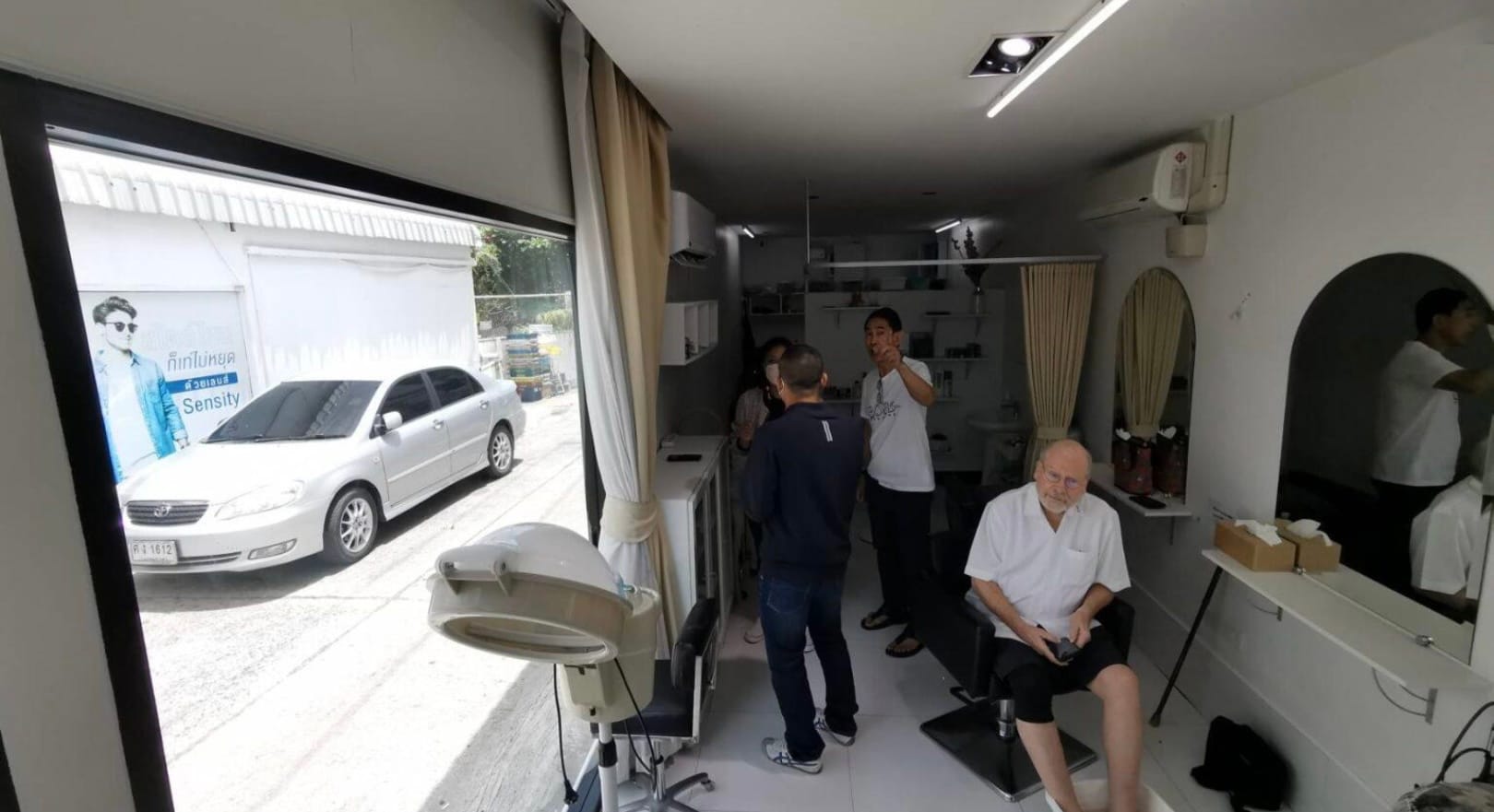 Telefoon van een kapster in Jomtien door een gauwdief gestolen, zij smeekt haar baas, een voormalig loco-burgemeester om haar te helpen