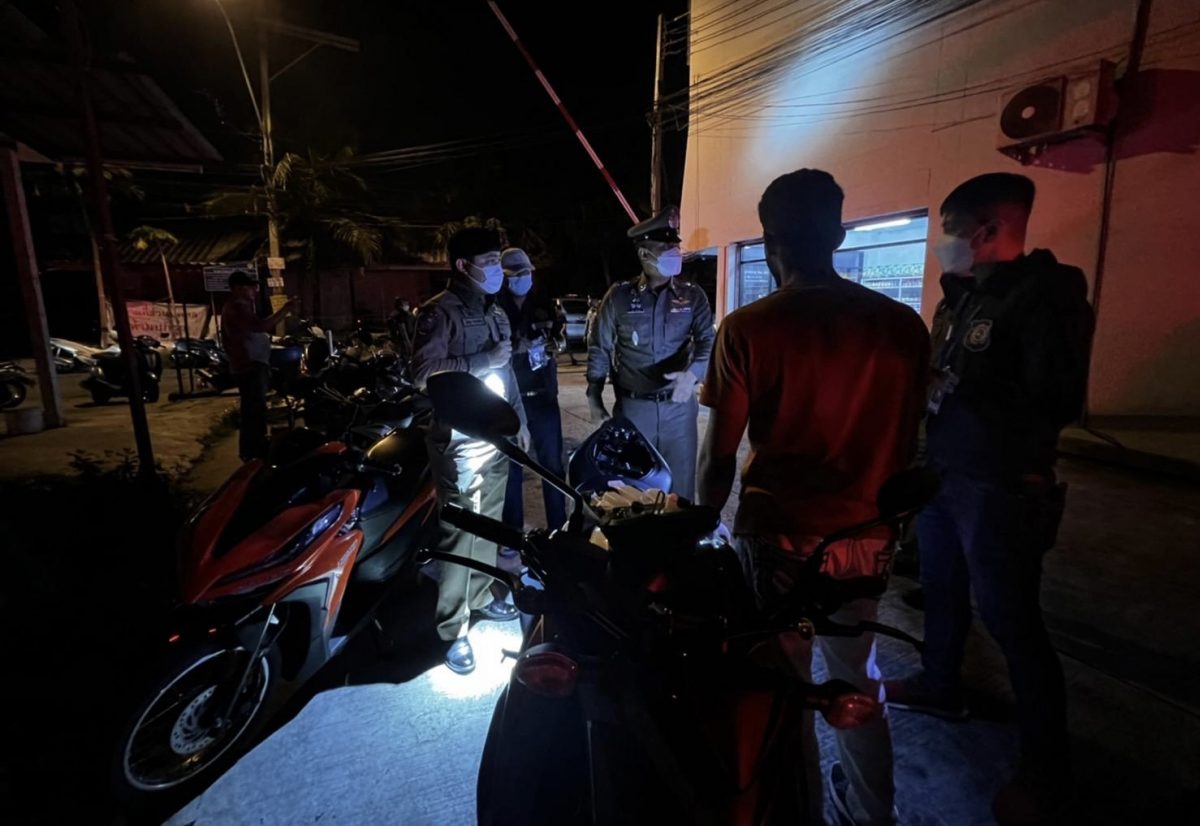 Jonge Koeweitse straatracer ramt in Pattaya één taxi en verliest een vinger