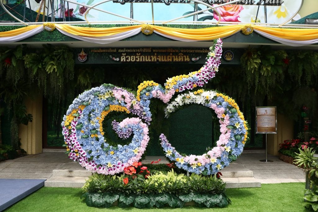Iedereen in Thailand is uitgenodigd om de verjaardag van Hare Majesteit Koningin Sirikit te vieren