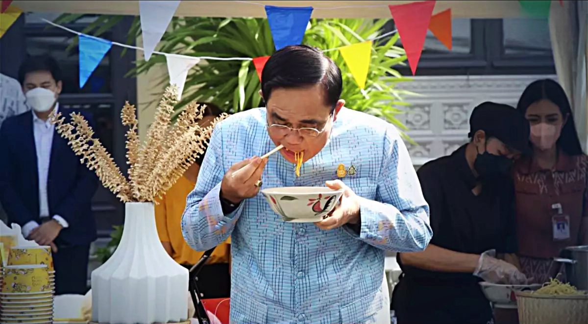 Premier Prayut van Thailand prijst de uitgeroepen tot ’s werelds beste Khao Soi soep en slurpt zo één kom naar binnen