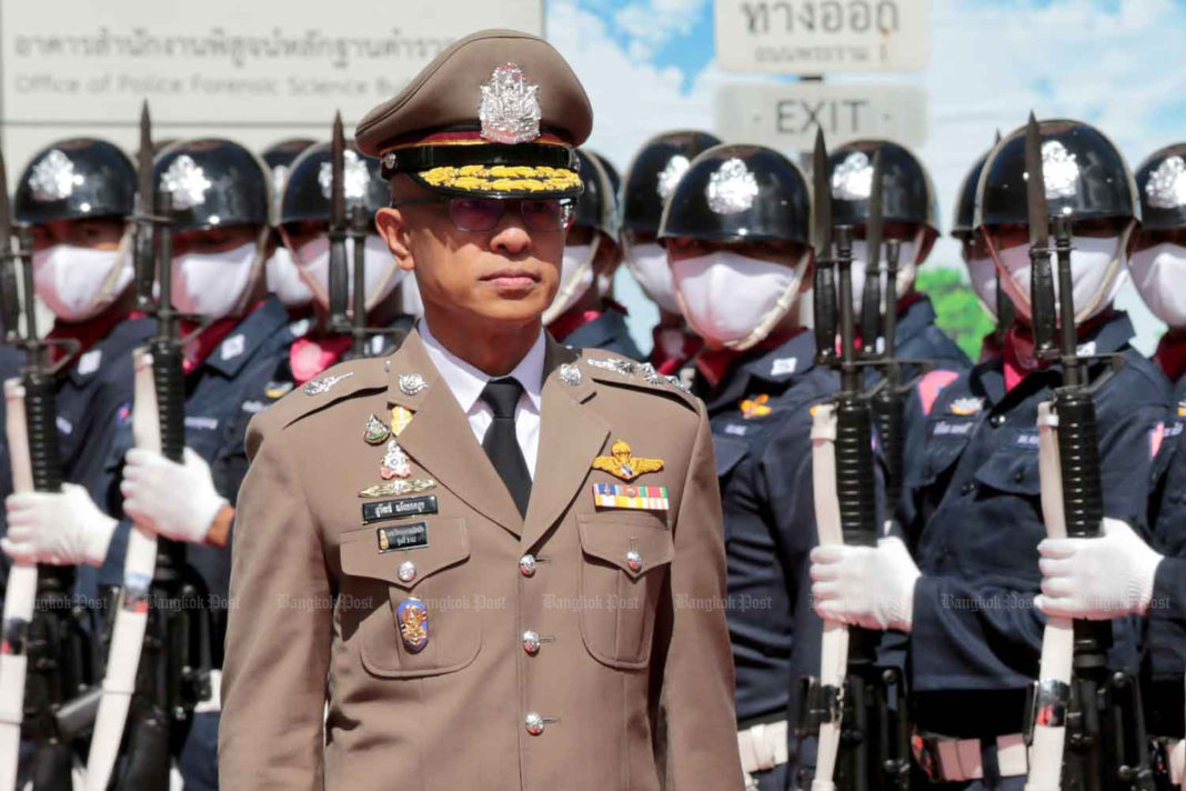 Thailand’s hoofdcommissaris van de nationale politie zit er “warmpjes” bij