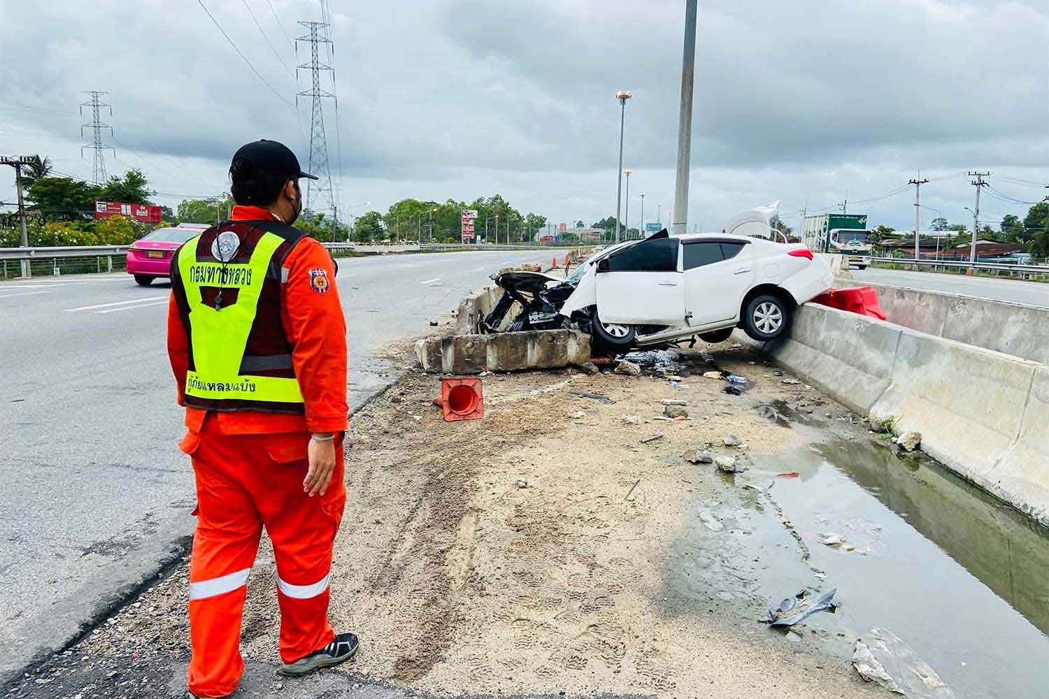 Snelweg politie Pattaya betuigt spijt voor het niet bergen van een dodelijk verkeersslachtoffer, dat 12 uur achterbleef in het opgeslagen autowrak&nbsp;