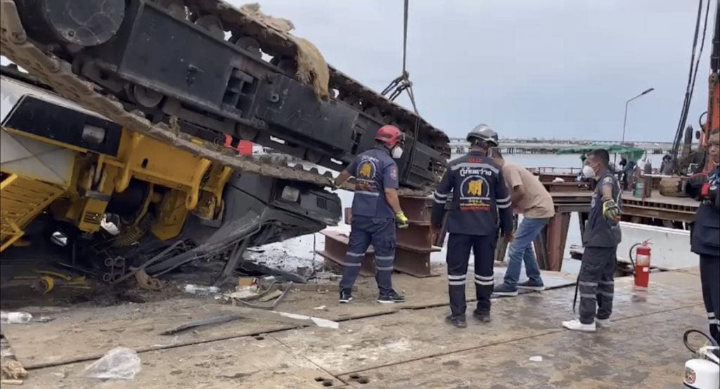 Kraanwagen kantelt in Sri Racha en verplettert de chauffeur