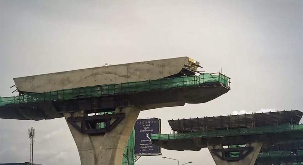 Aannemer in Bangkok bevolen om de schade veroorzaakt door vallend zeildoek te betalen.