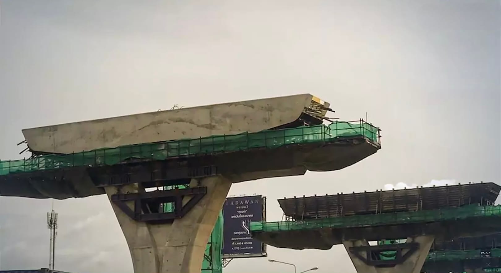Aannemer in Bangkok bevolen om de schade veroorzaakt door vallend zeildoek te betalen.