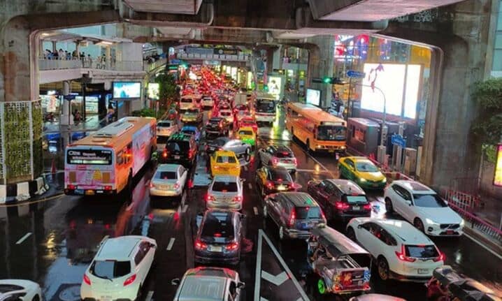 De aanhoudende regens ontwrichten het verkeer in de hoofdstad Bangkok