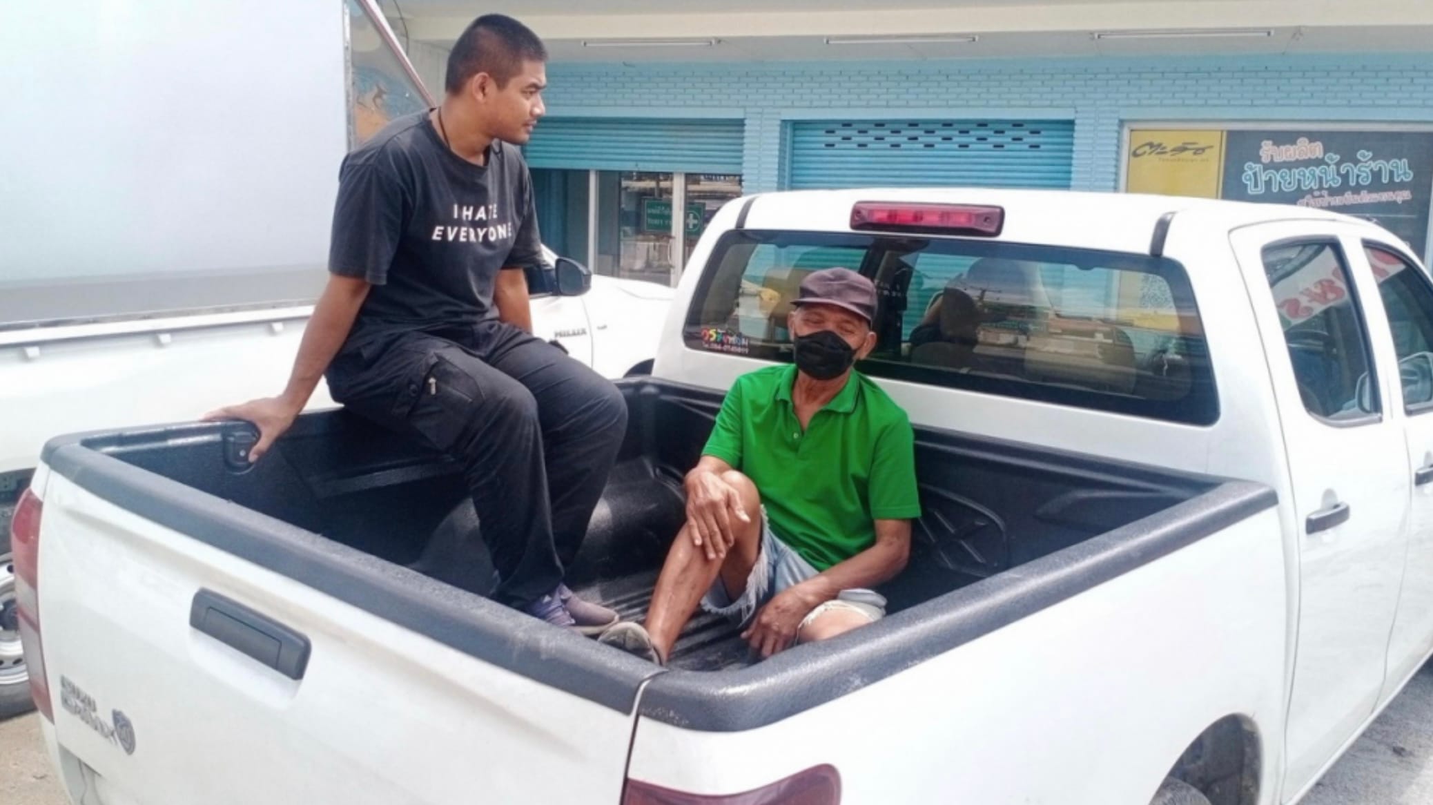 Dakloze Thaise man gaat het dierenpad op om zijn “Happie en Snappie” in de gevangenis te krijgen