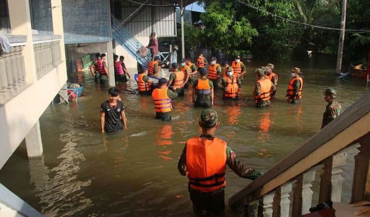 De Cambodjaanse grensstad Poipet zet zich schrap voor overstromingen vanuit Thailand