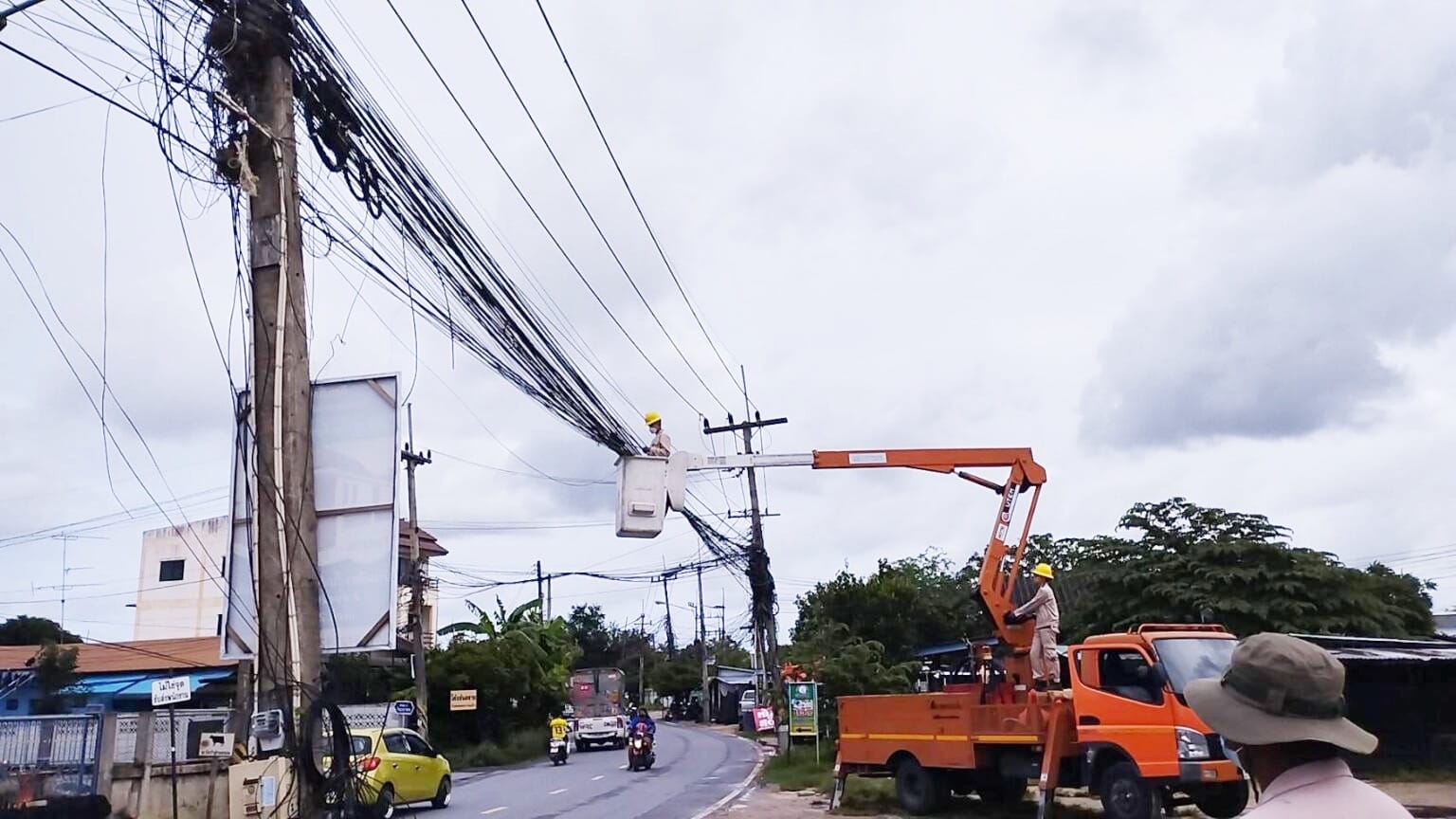 Vrouw raakt in Sri Racha gewond na tegen naar beneden bungelende nutskabel gereden te zijn.