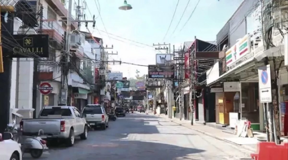 De badplaats Pattaya hervat plan om slechte neonreclames op Walking Street  te verwijderen