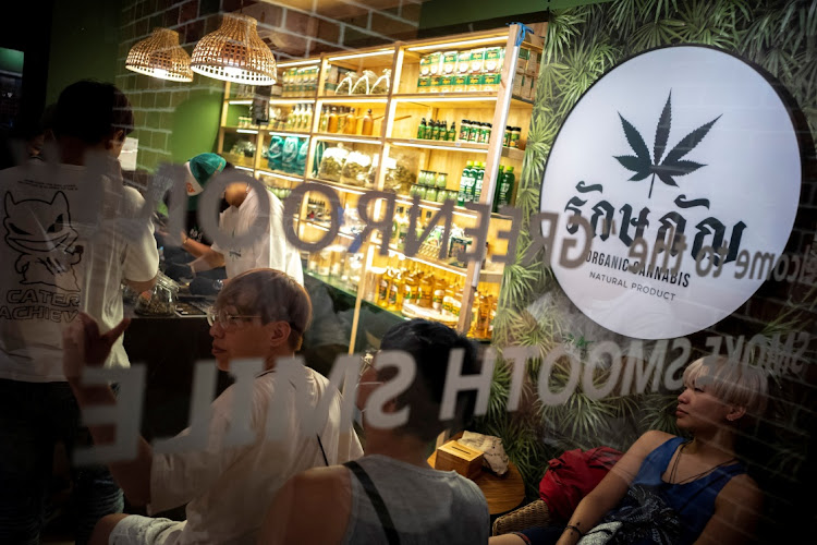 Thailand herstelt toerisme met wietcafés: “Cannabis en toerisme zijn een match”