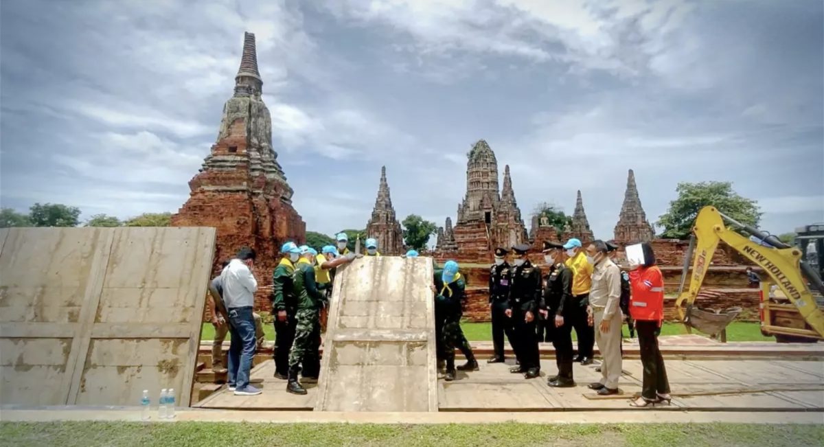 Rond de oude tempel van Ayutthaya zijn metalen waterkeringen geplaatst ter bescherming tegen overstromingen