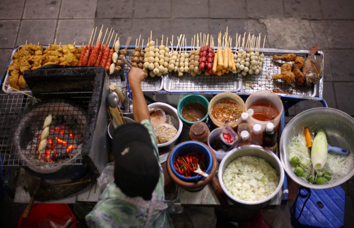 Gouverneur Chadchart wilt naast de kwaliteit ook de veiligheid van straatvoedsel in Bangkok verbeteren 