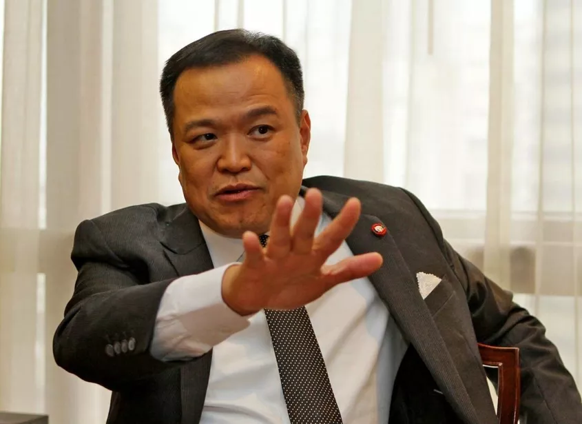 Minister Anutin Charnvirakul van Volksgezondheid, heeft een oogje op het premierschap van Thailand 