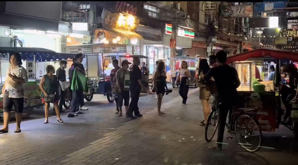 Buitenlandse man in de Walking Street van Pattaya afgetuigd nadat hij zijn eten niet wilde betalen  