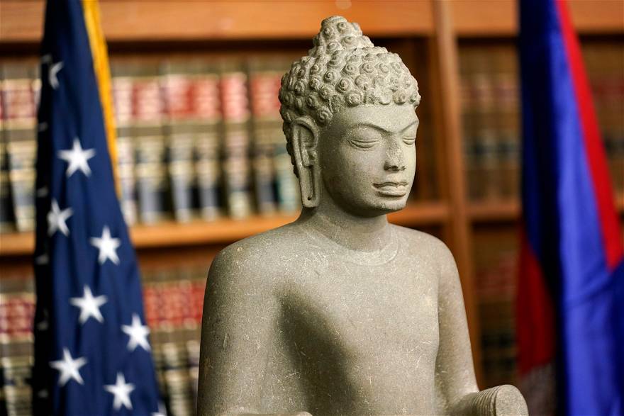 Amerika geeft 30 van historische locaties geplunderde antiquiteiten aan Cambodja terug