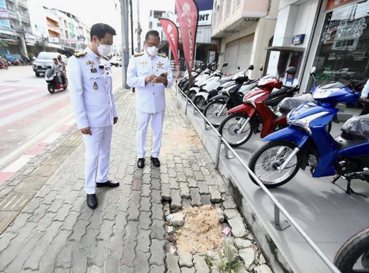 De belabberde trottoirs van de Thepprasit Road irriteren de loco-burgemeester van Pattaya hevig
