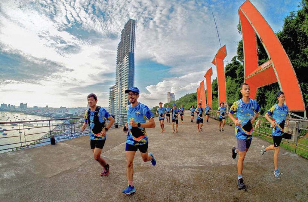 De eerste 1e Pattaya Trail Race is afgelopen zaterdag bij zonsopgang van start gegaan