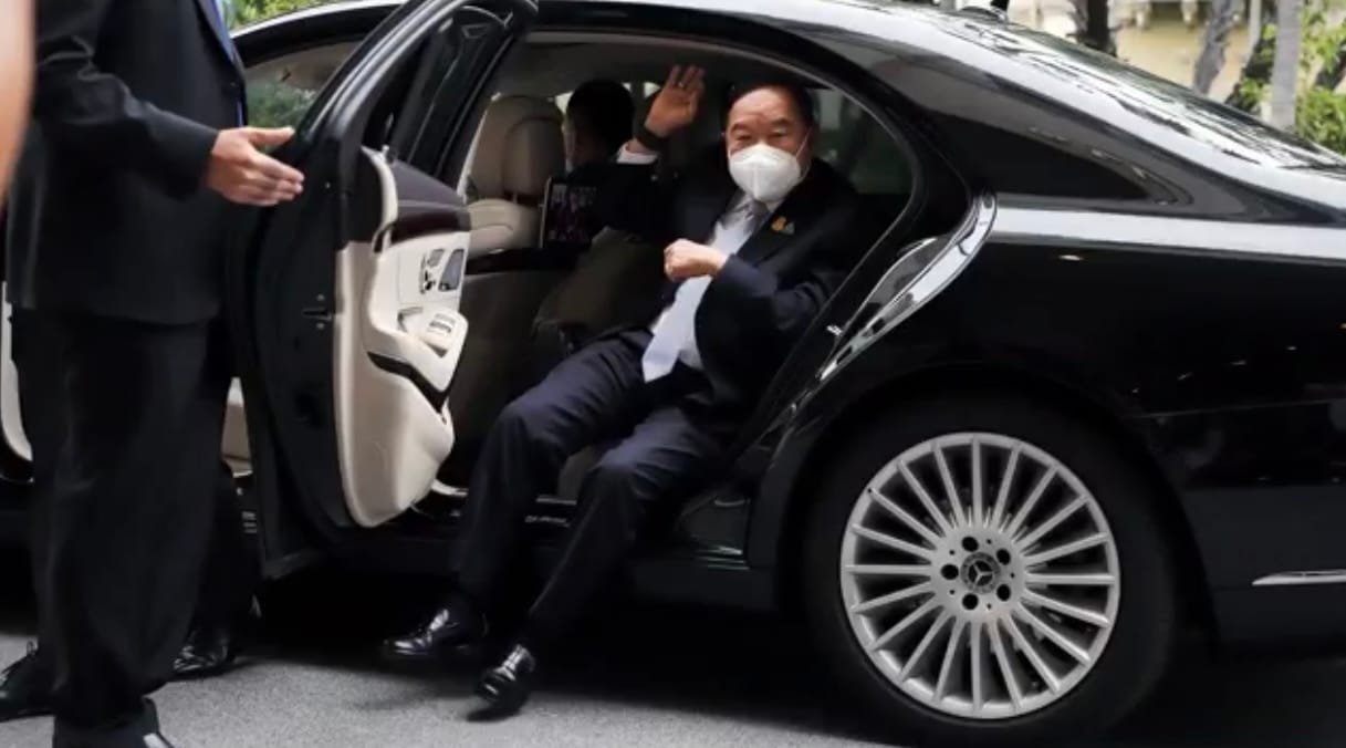 Vice premier Prawit “opvallend” rustig op de eerste dag als waarnemend voor premier Prayut Chan-O-Cha van Thailand