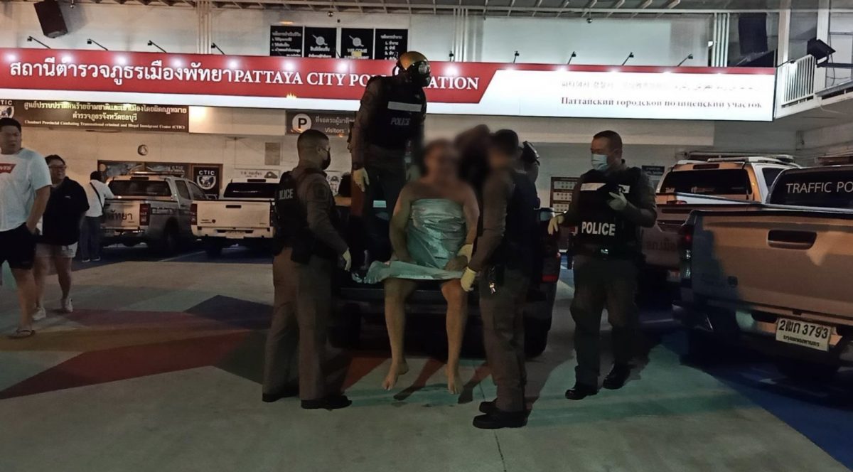 Poedelnaakte buitenlander met een mogelijke ‘psychische aandoening’ schokt de Thaise bevolking in Pattaya voordat hij wordt gearresteerd