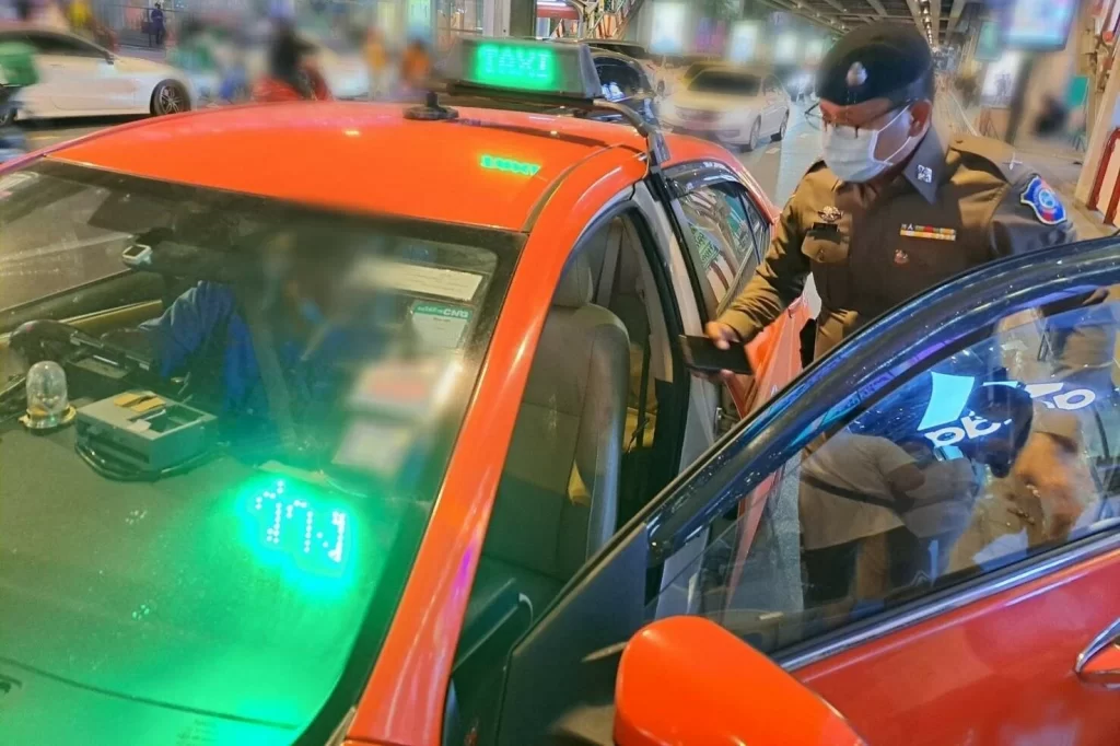 4 taxichauffeurs in Bangkok bekeurd voor te veel in rekening brengen en weigeren van passagiers 
