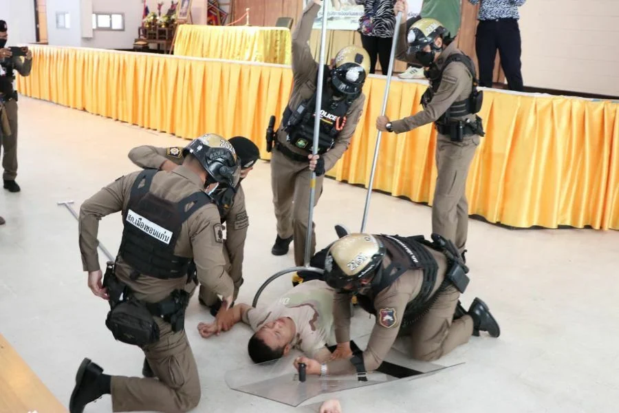 Politie in Noordoost-Thailand geeft de bewoners ijzeren vorken om zichzelf tegen gespuis te beschermen 